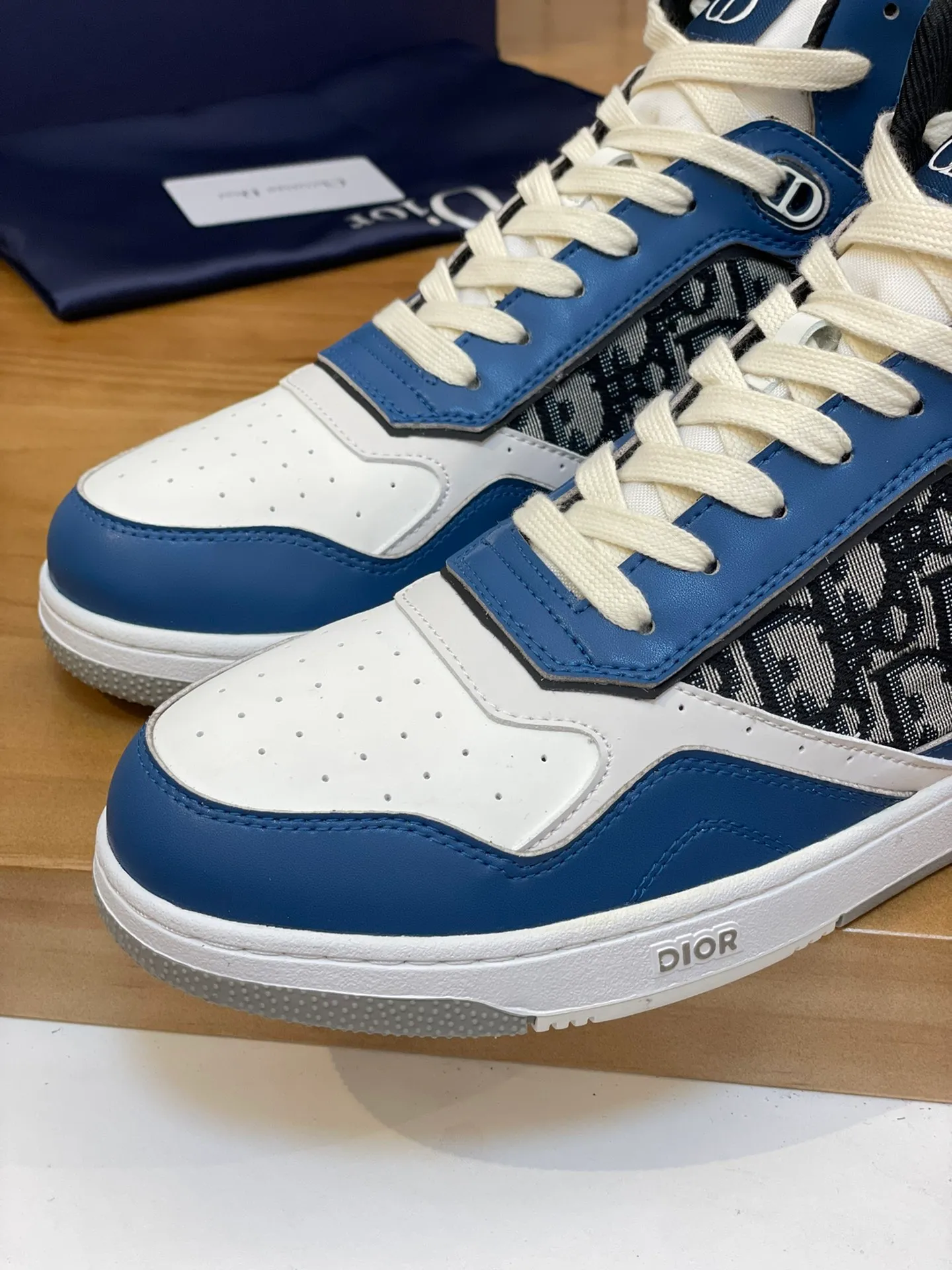 Men's shoes: 💰P460¥ Product trademark: Dior* "Dior*" high-top casual shoes Regular size: 38-44 (can be customized to 45.46) Product materials: Upper imported cowhide stitched with original fabric, breathable lining, original outsole. Number: 1006